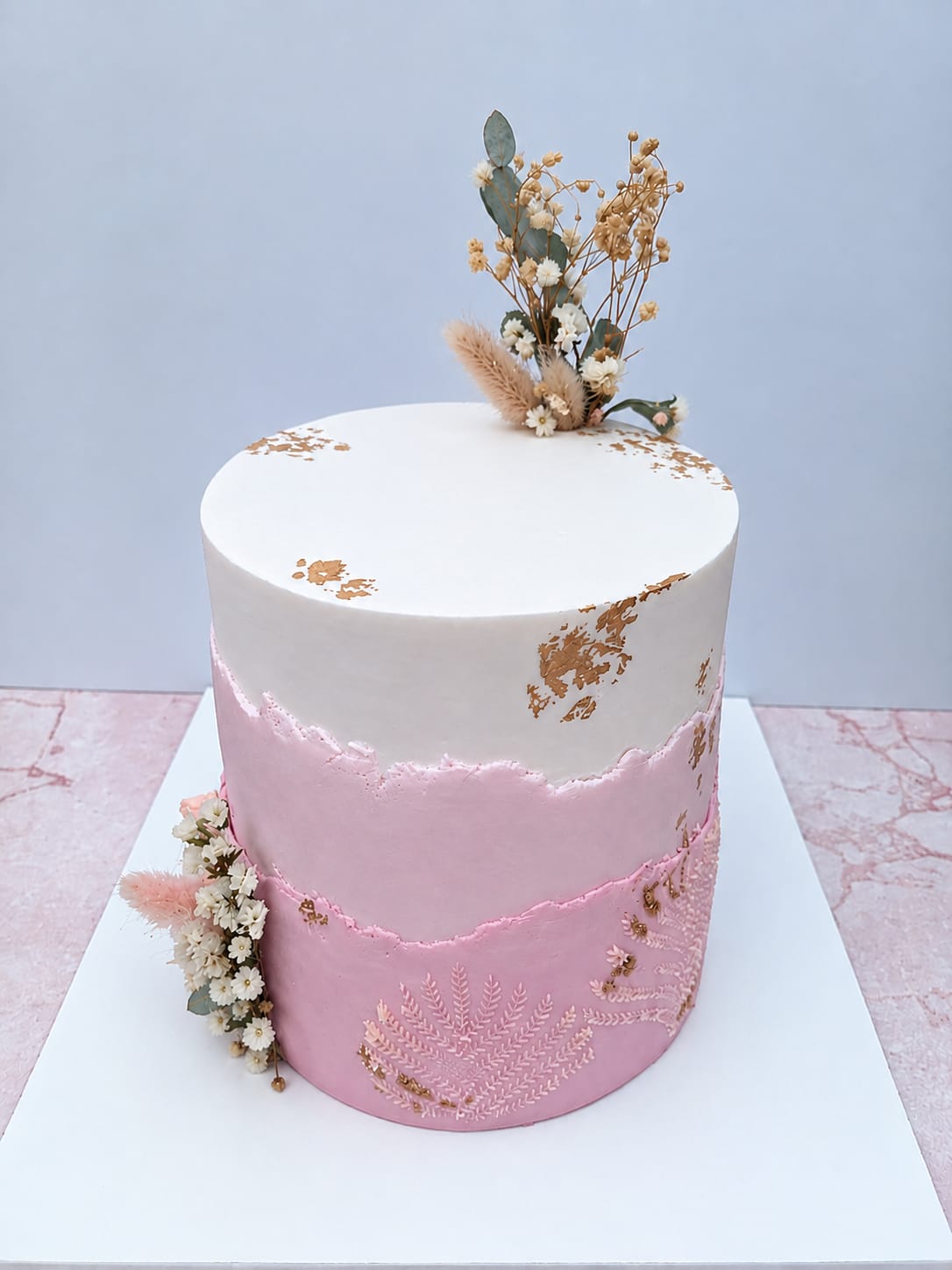 Torta con bordes perfectos en pasta de azúcar
